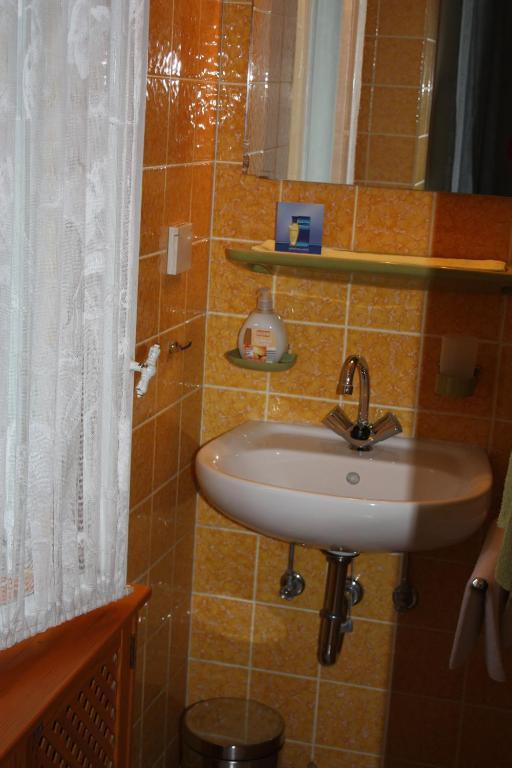 ホテル ペンション コロンブス アム クアフュルステンダム ベルリン 部屋 写真